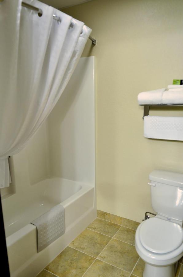 Cobblestone Inn & Suites - Lake View Bagian luar foto
