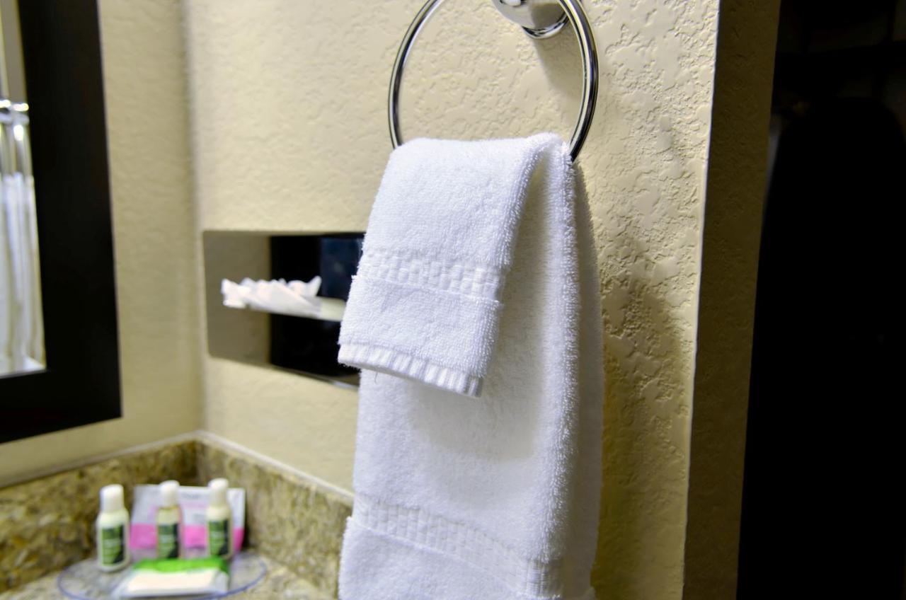 Cobblestone Inn & Suites - Lake View Bagian luar foto