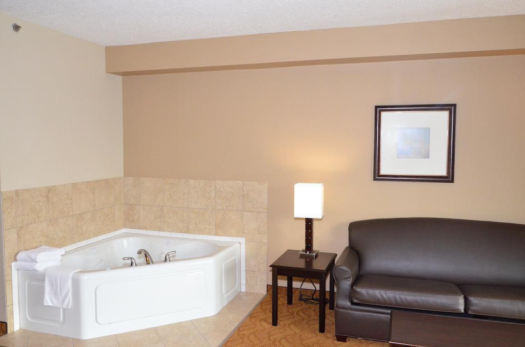 Cobblestone Inn & Suites - Lake View Ruang foto