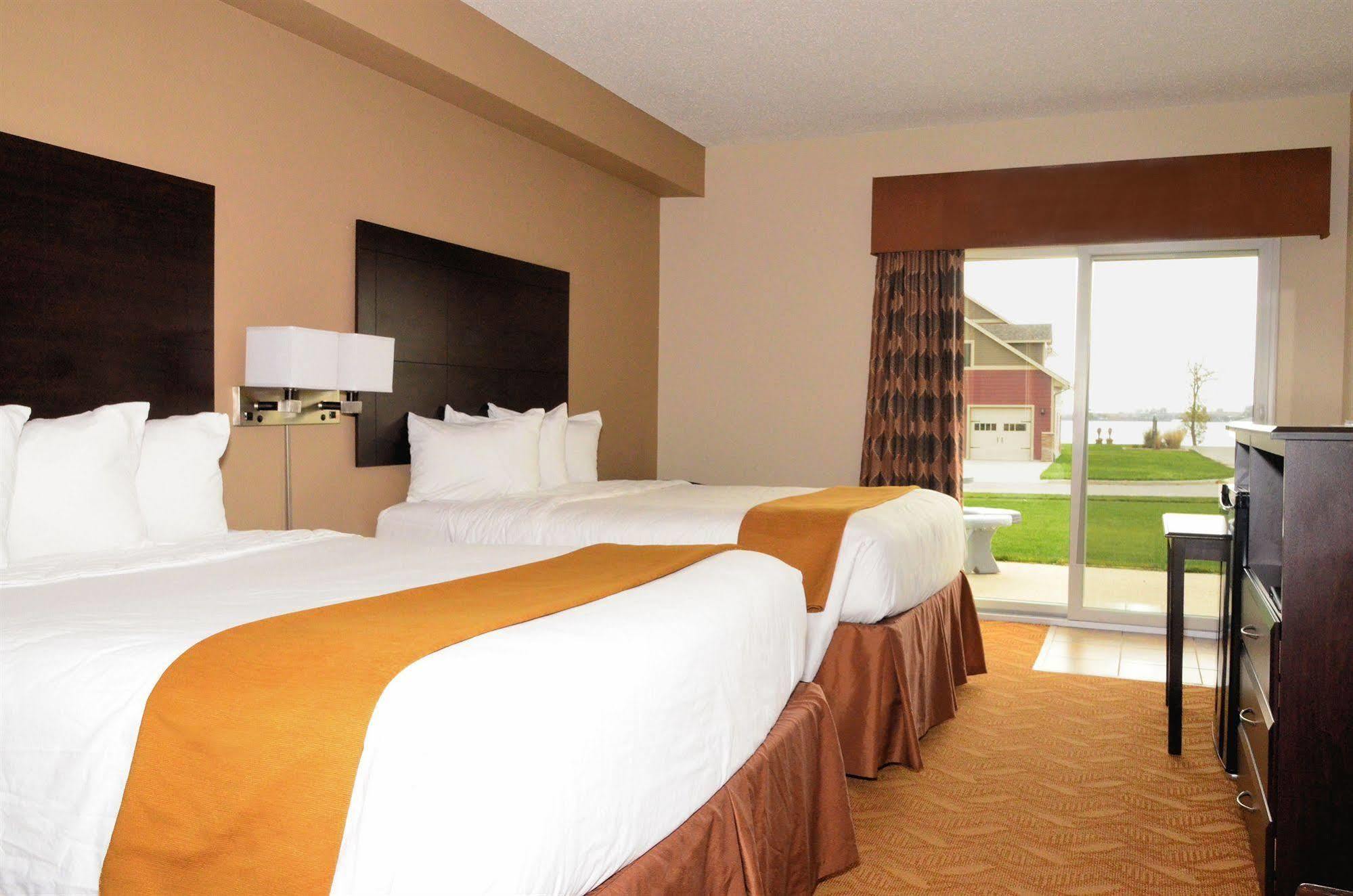Cobblestone Inn & Suites - Lake View Bagian luar foto